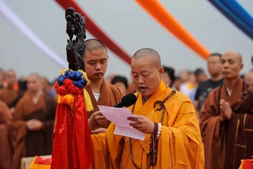 法会圆满，大众回向，祈愿生活禅者净慧长老倒驾慈航，乘愿再来